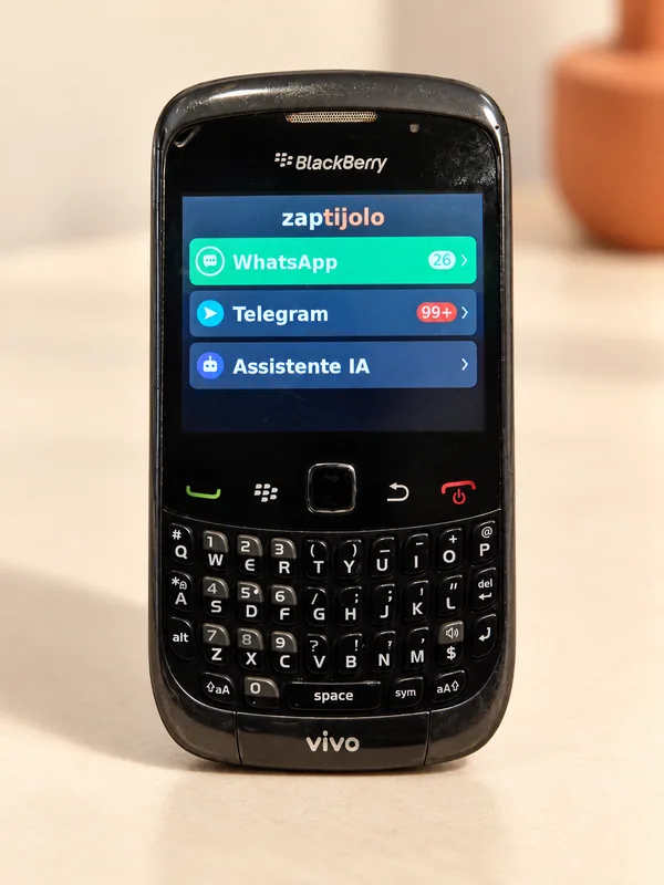 BlackBerry Curve 9300 com WhatsApp, Telegram e Assistente IA na tela