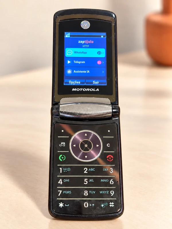 Motorola RAZR2 V9 com o menu do ZapTijolo: WhatsApp, Telegram e Assistente IA