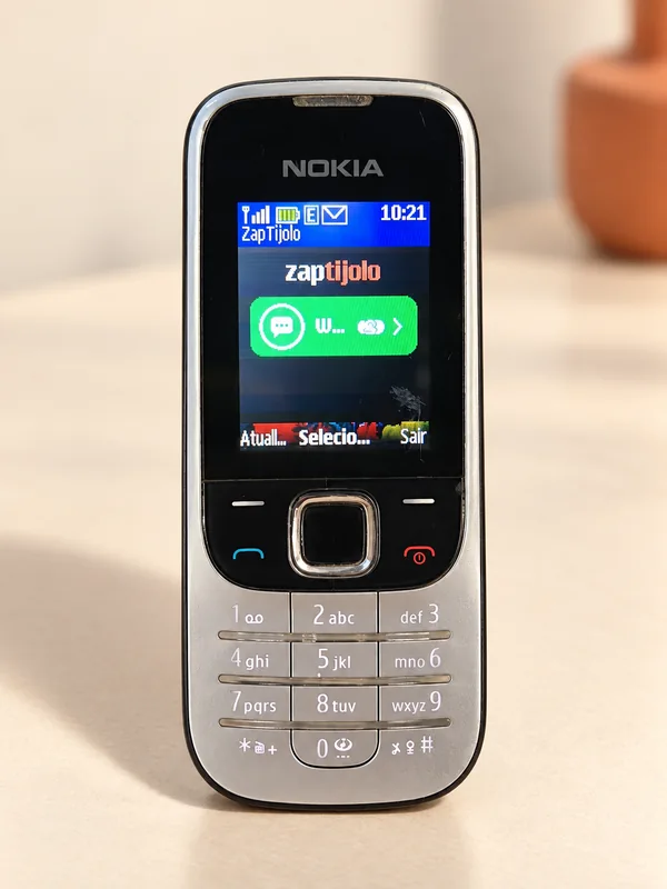 Nokia 2330 classic prateado com o ZapTijolo
