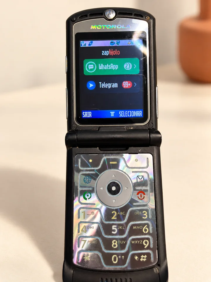 Motorola RAZR V3 com WhatsApp e Telegram no ZapTijolo